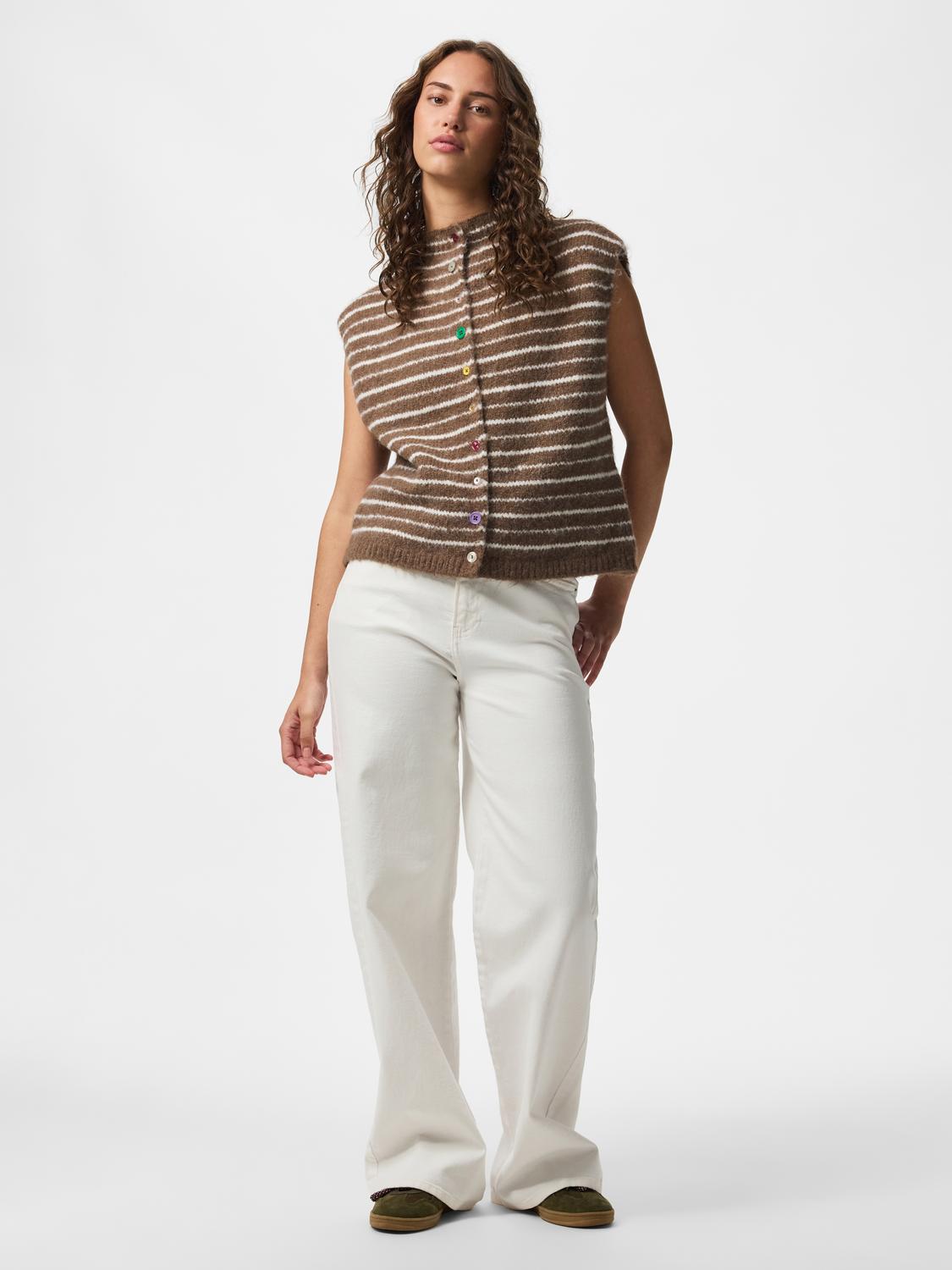 model_shot-front_full